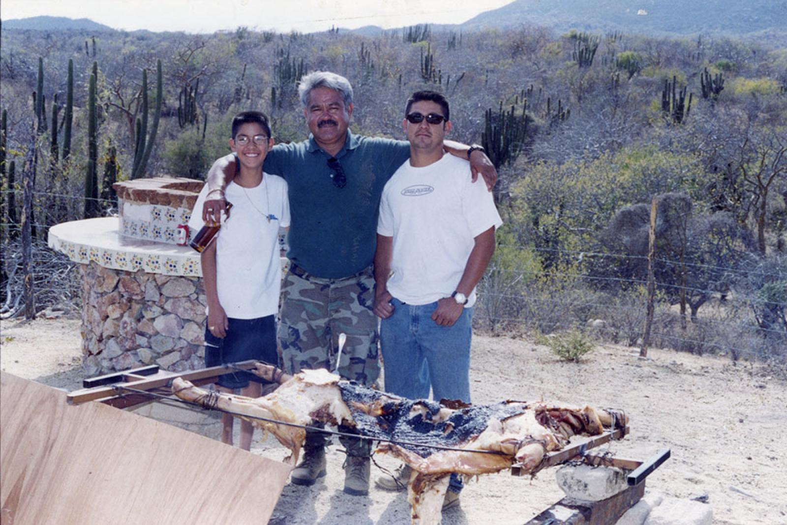 “Lario Vargas Espinoza, con sus hijos”.