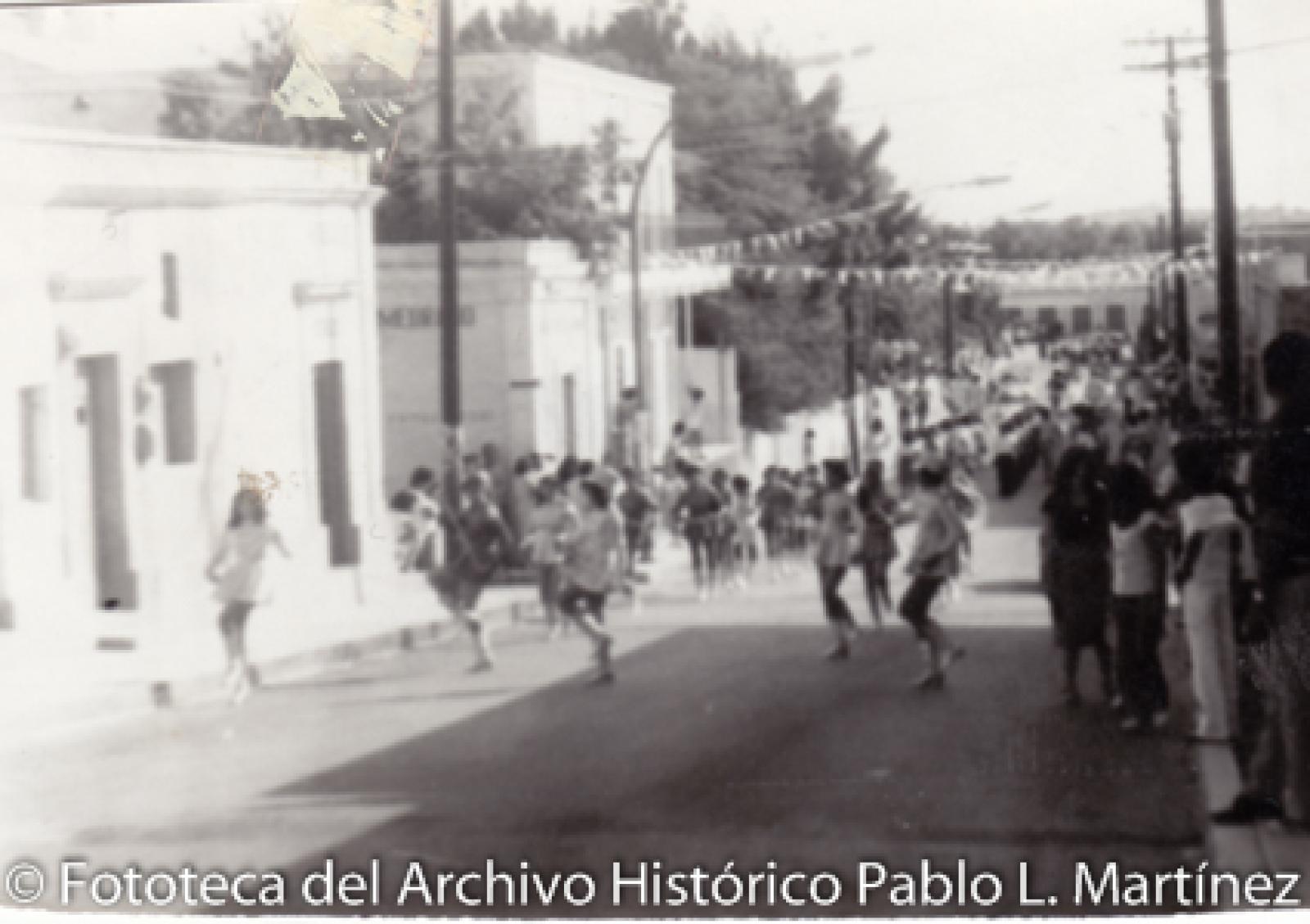 “Las bastoneras”, en desfile.