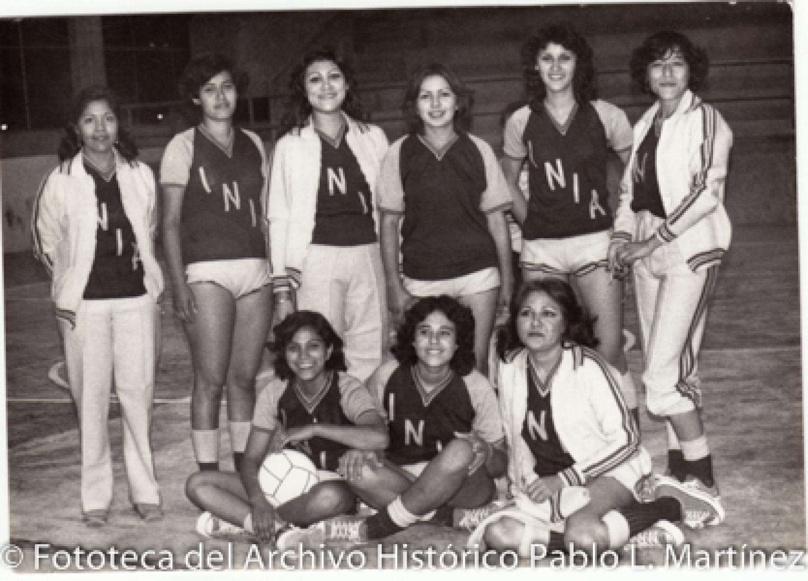 “Las campeonas”, equipo femenil de vóleibol.