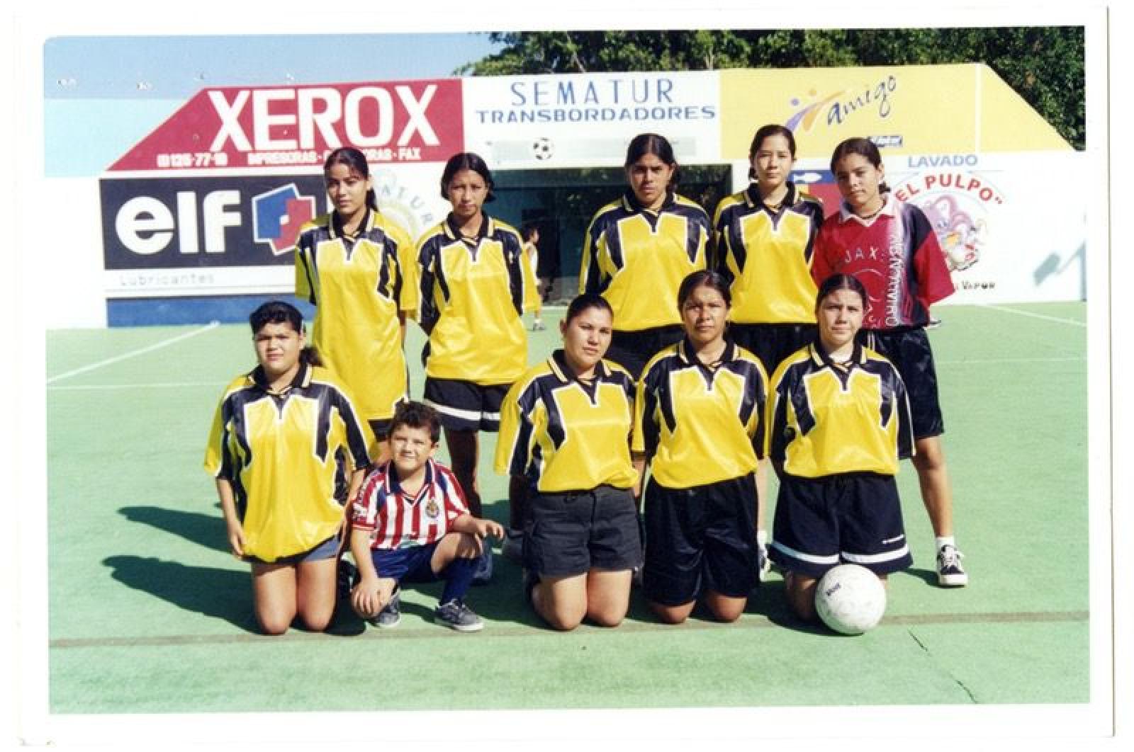 “Las damitas” equipo de futbol, retrato.
