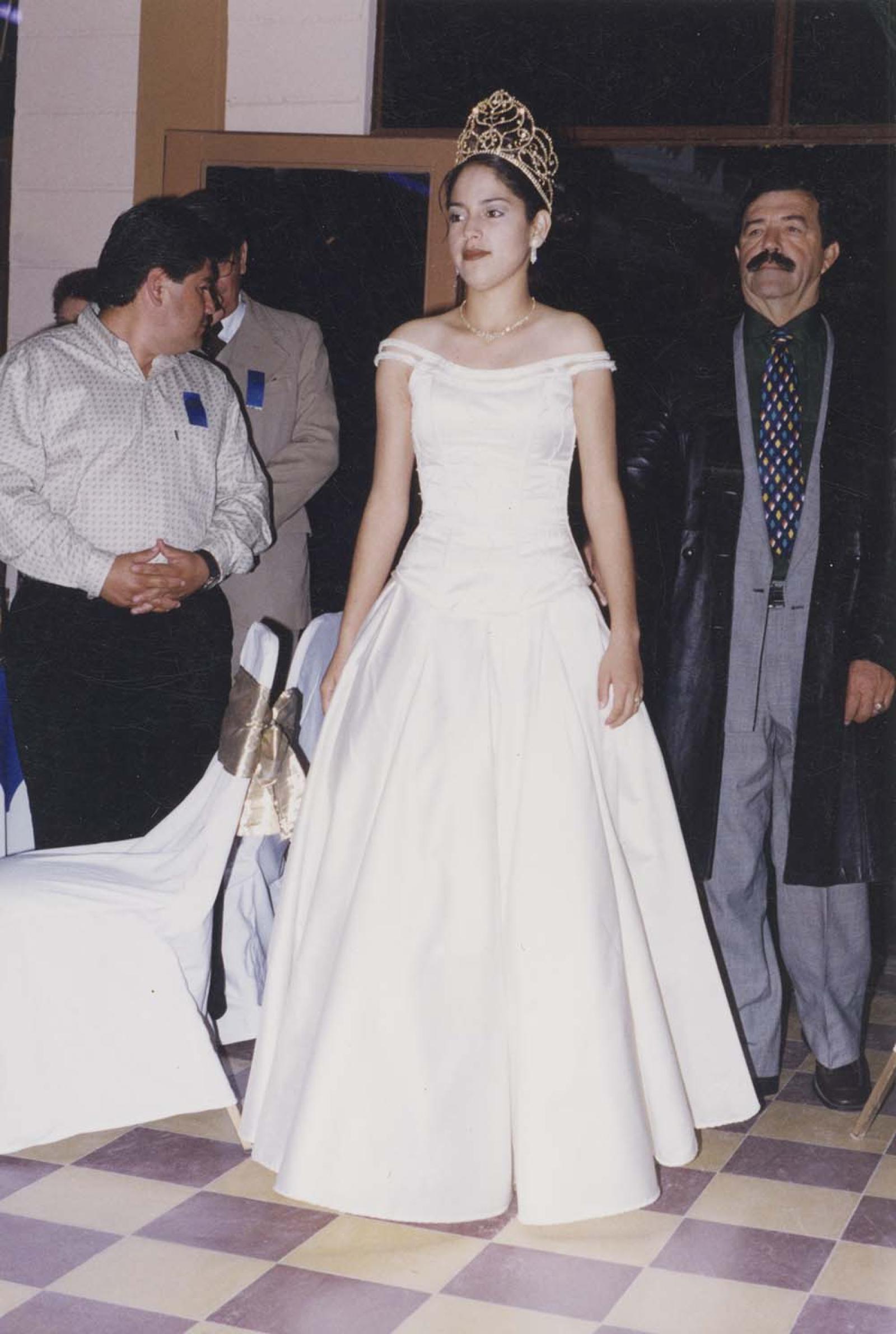 “Laura”, reina de belleza, acompañada.