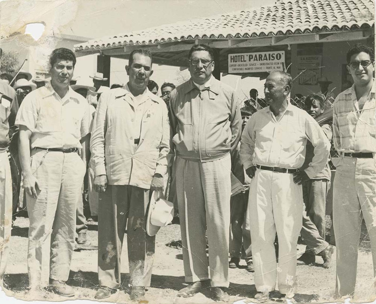 Lázaro Cárdenas y acompañantes frente al hotel Paraíso.