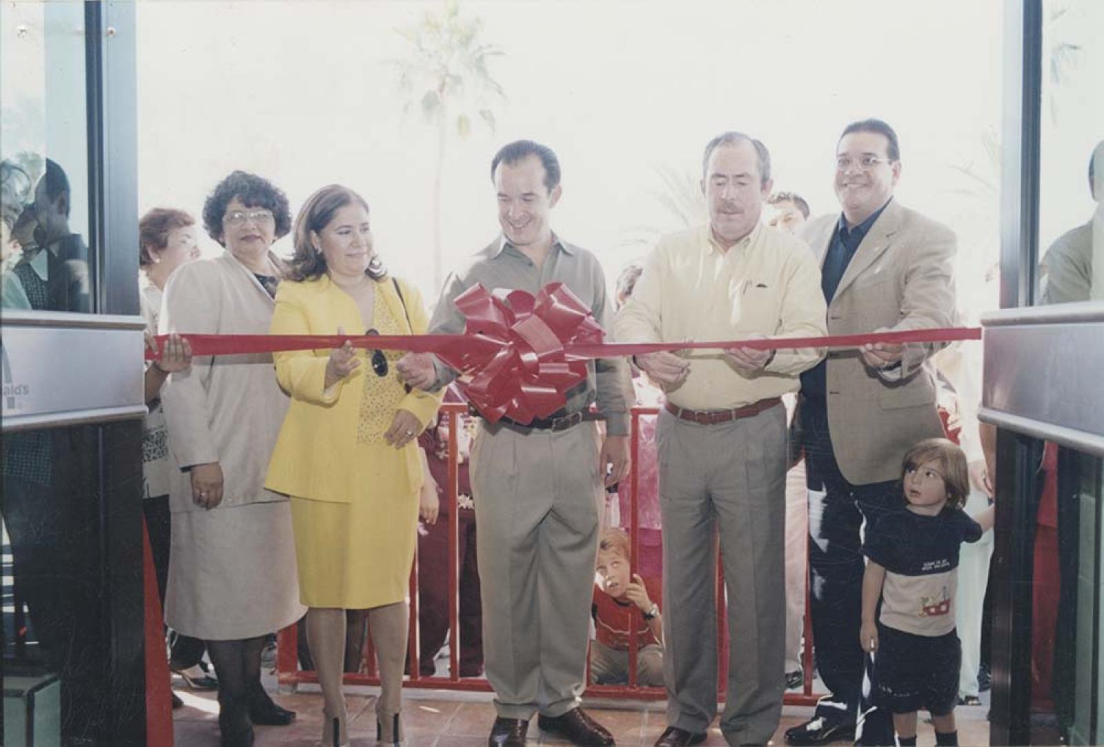 Leonel Cota Montaño, corta listón inaugural de restaurante de comida rápida McDonald´s.