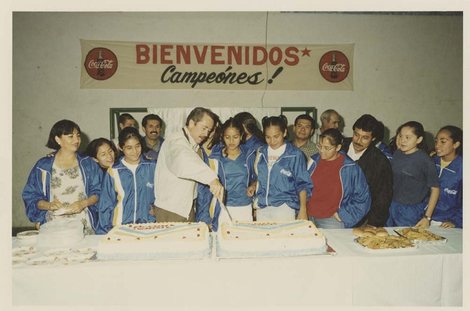 Leonel Cota Montaño, corta pastel durante festejo a deportistas.