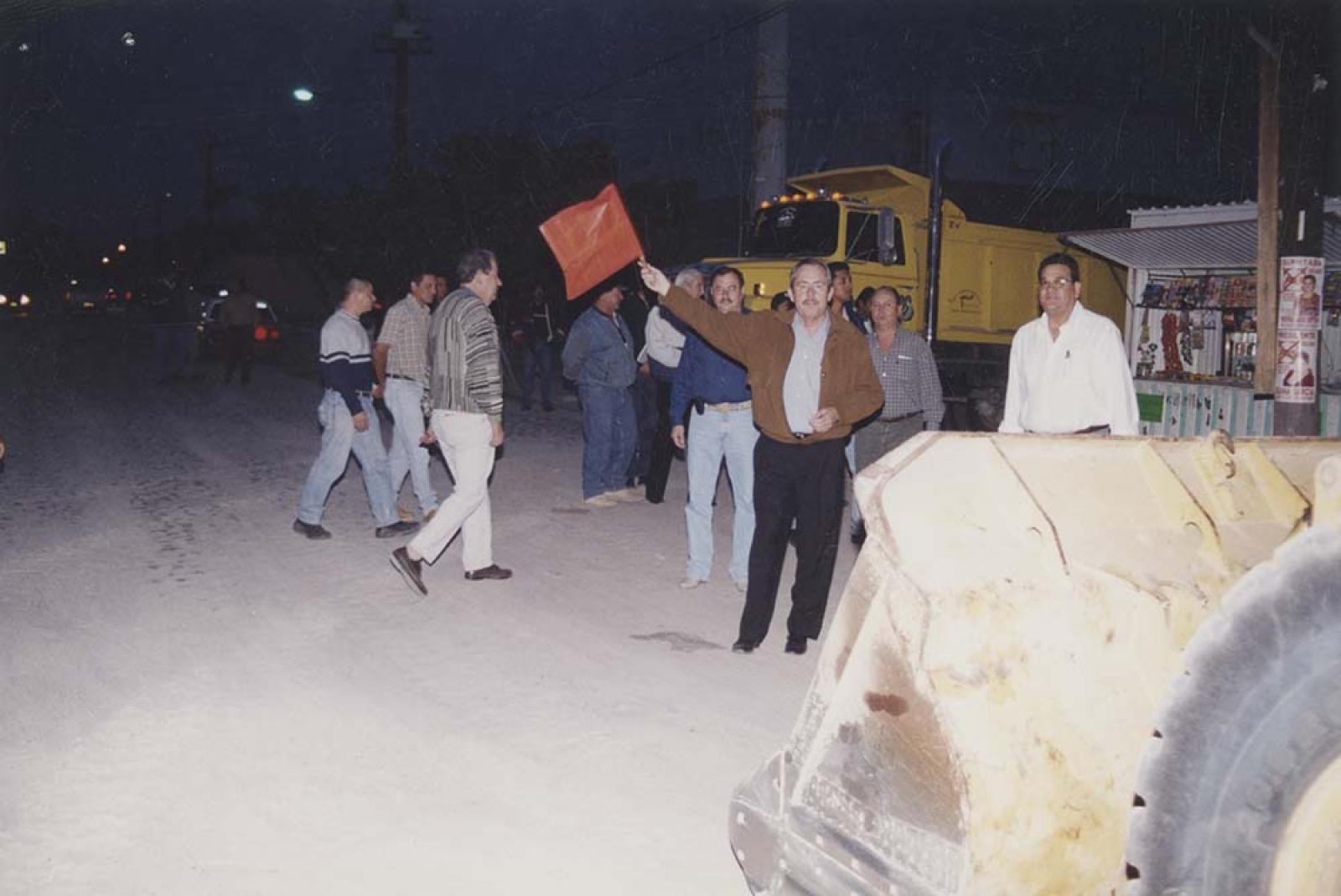 Leonel Cota Montaño, da banderazo para pavimentación de carretera.