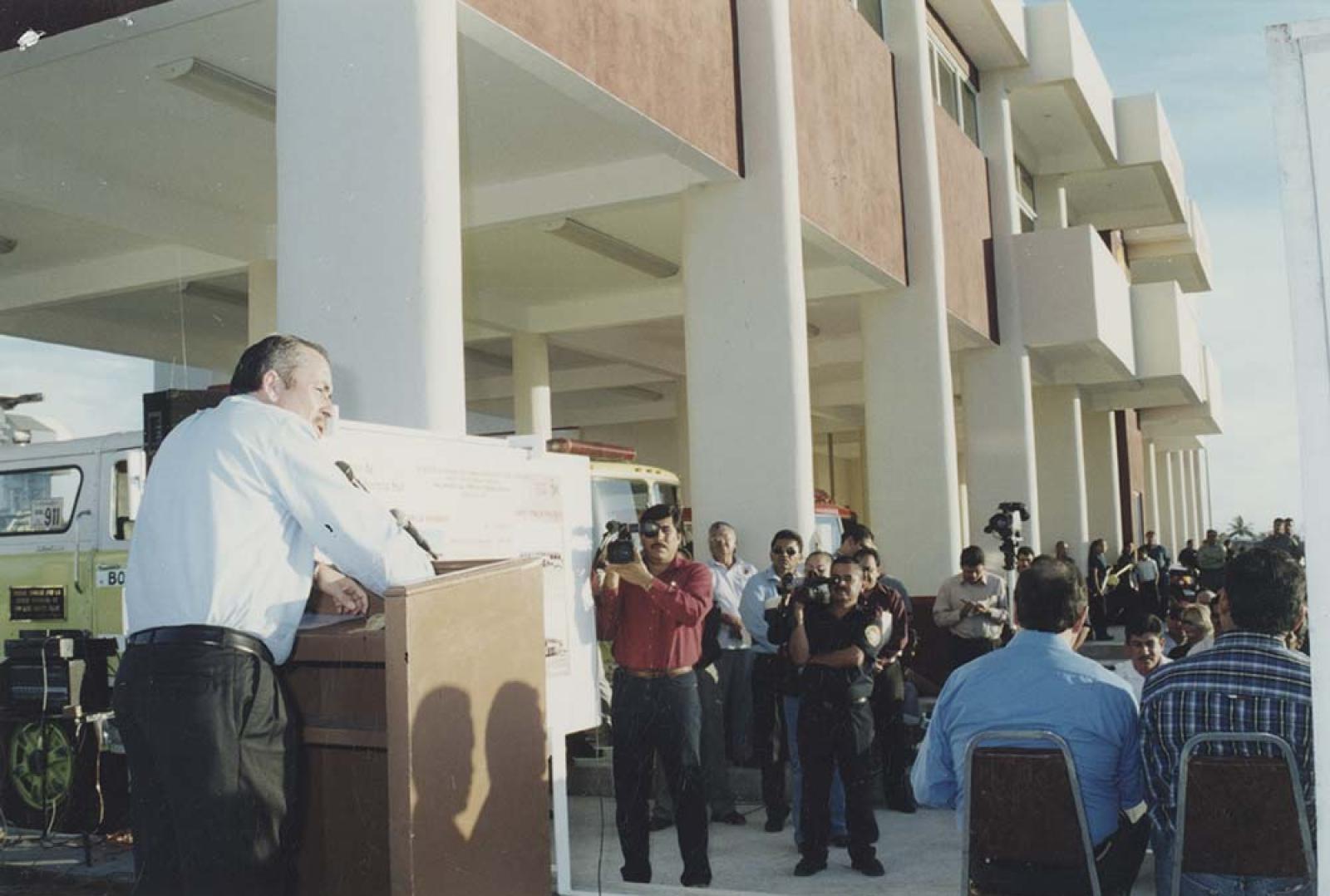 Leonel Cota Montaño, da discurso durante la inauguración de la estación de bomberos en La Paz, Baja California Sur.