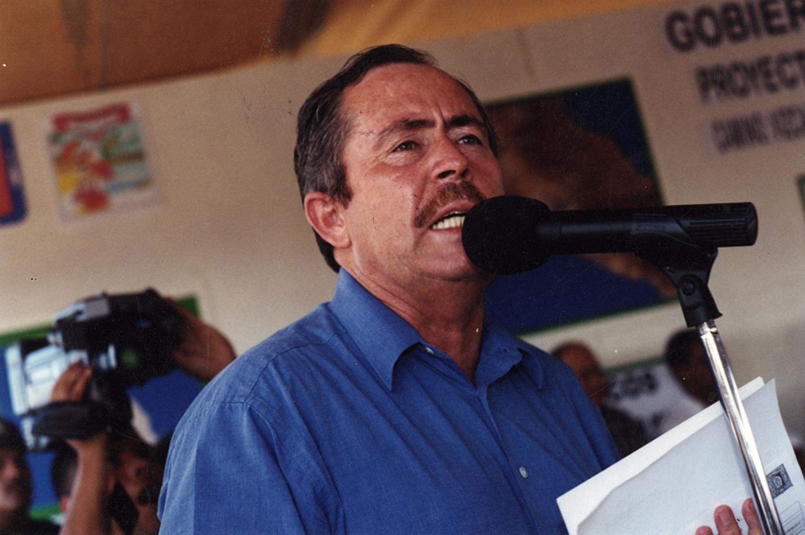 Leonel Cota Montaño, en acto público.