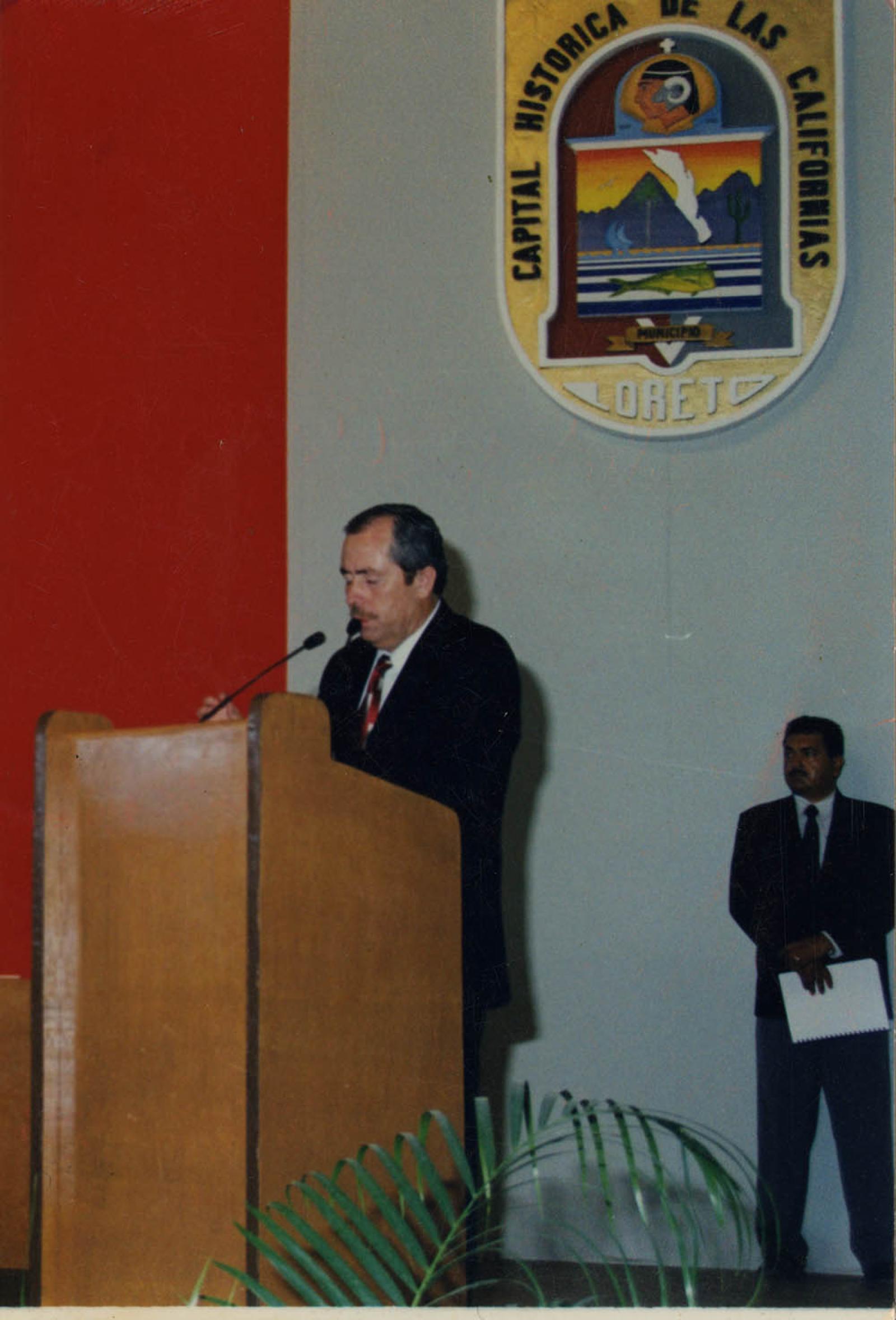 Leonel Cota Montaño en atril.