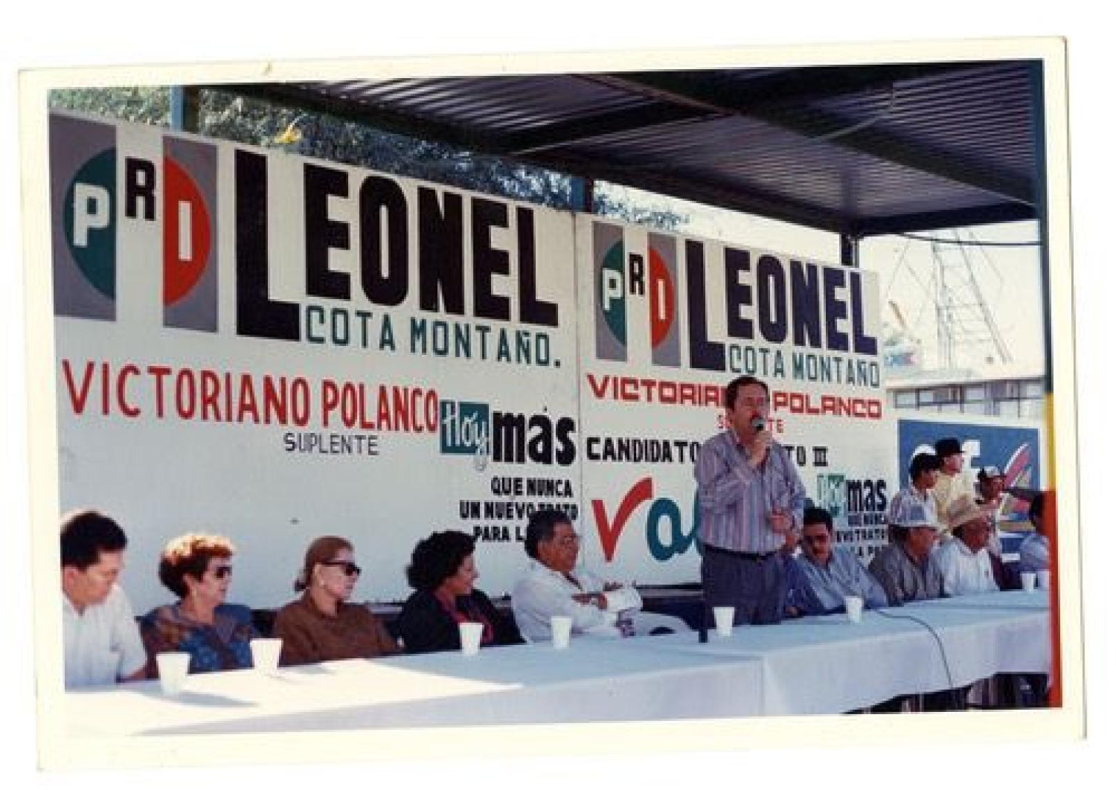 Leonel Cota Montaño en campaña política.