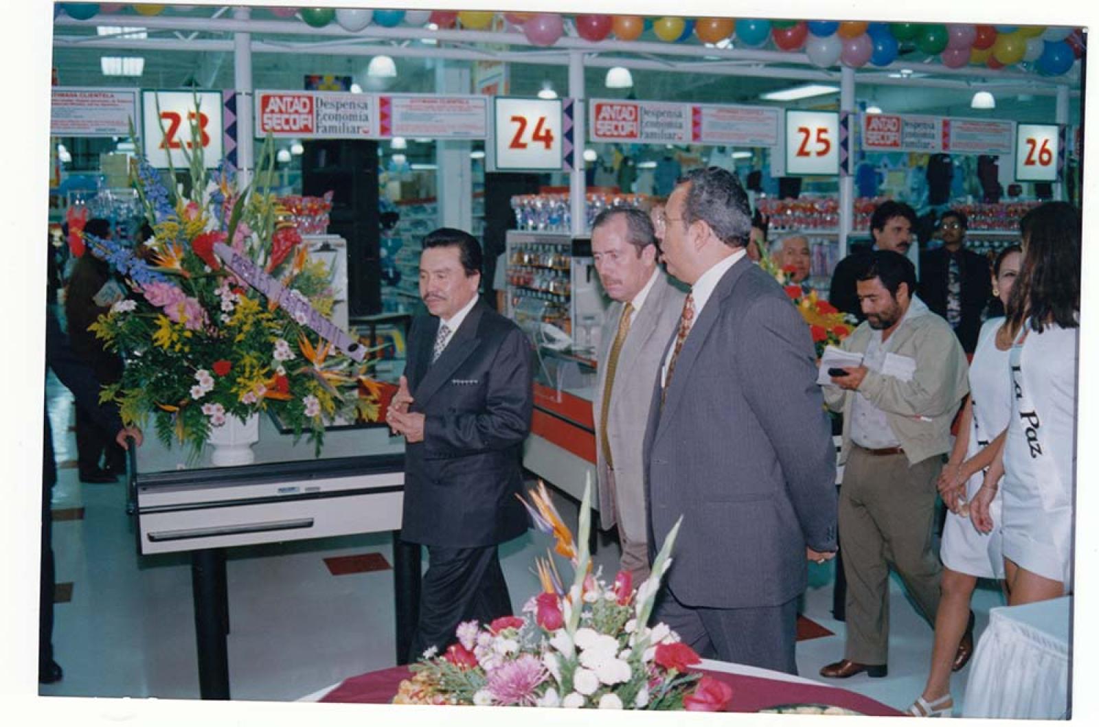 Leonel Cota Montaño en Centro Comercial.