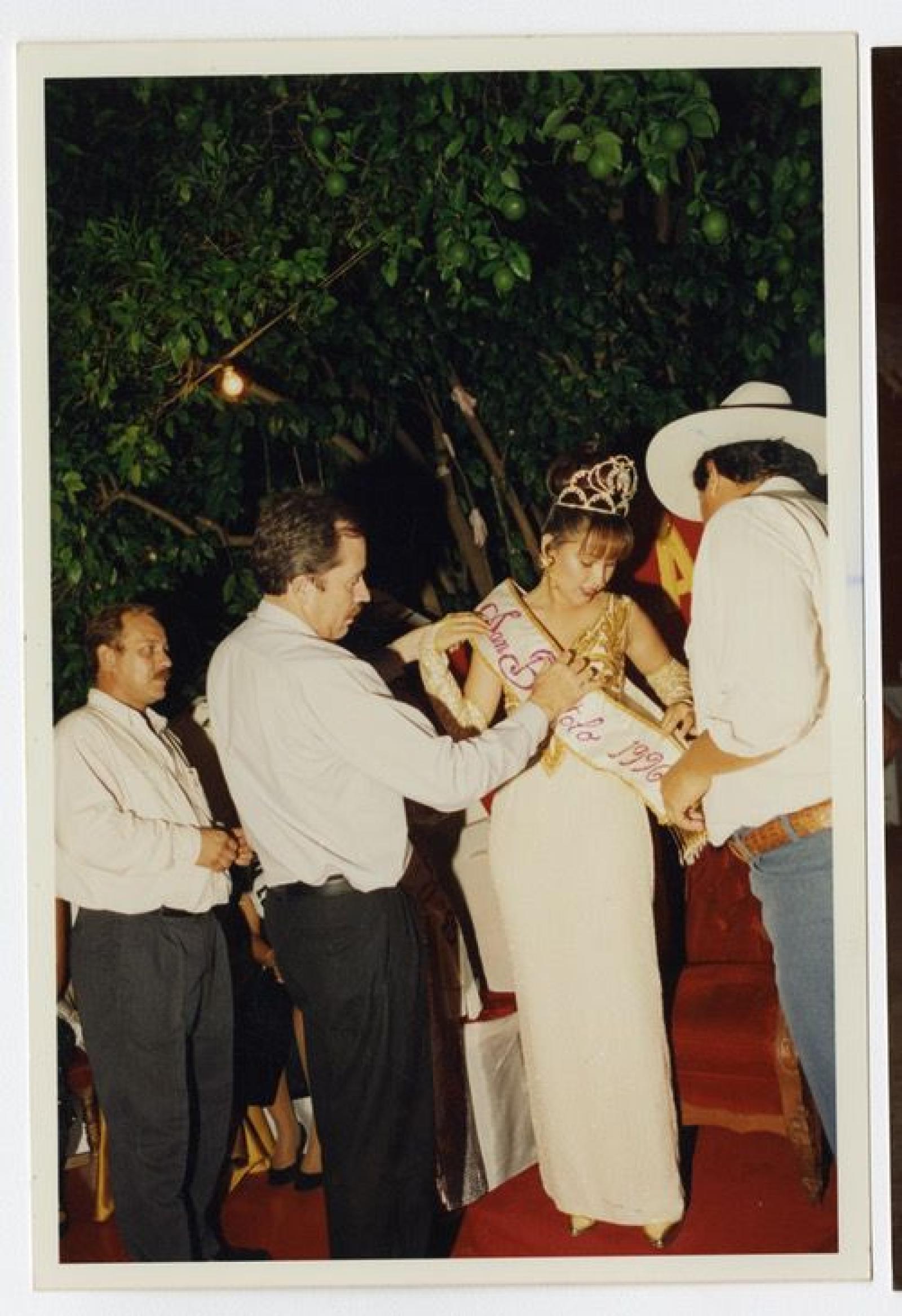 Leonel Cota Montaño en ceremonia de coronación en San Bartolo.