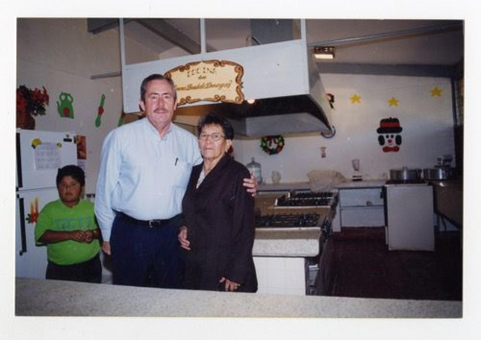 Leonel Cota Montaño en cocina Emma Bastida Domínguez.