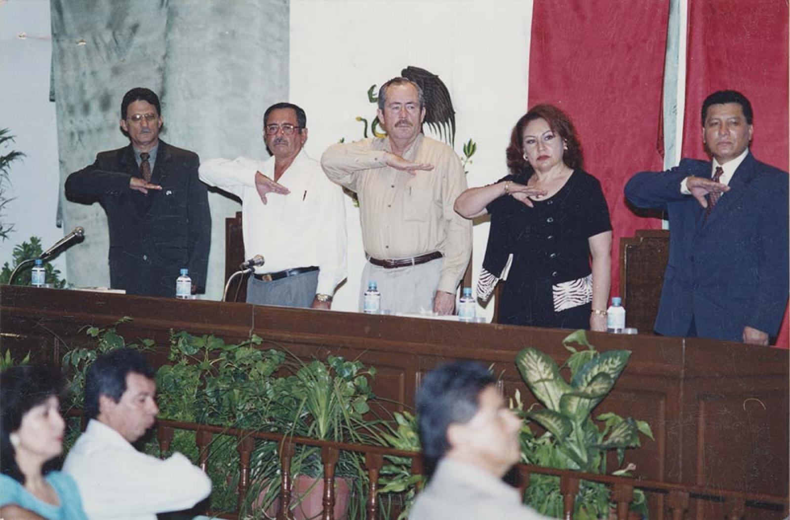 Leonel Cota Montaño en evento político.