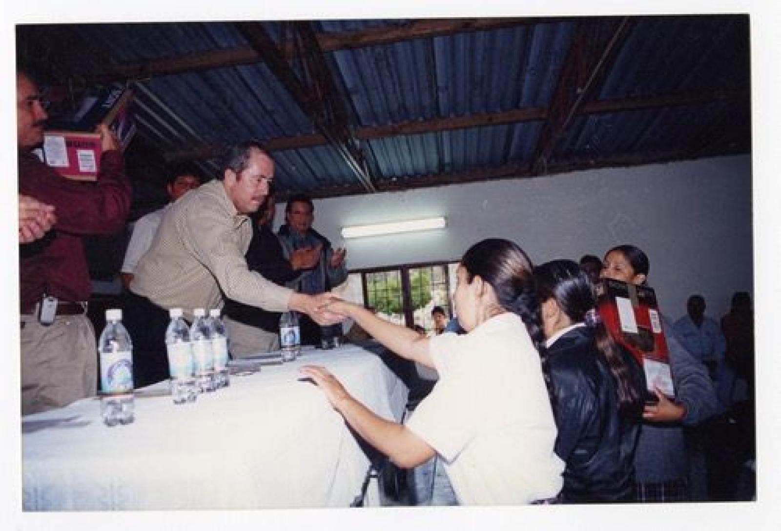 Leonel Cota Montaño en evento.