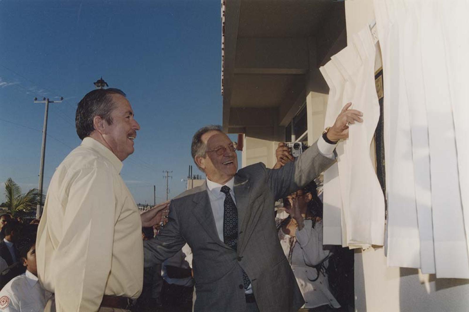 Leonel Cota Montaño en la develación de la placa inaugural de la estación de bomberos ubicada sobre la Avenida de Los Deportistas.