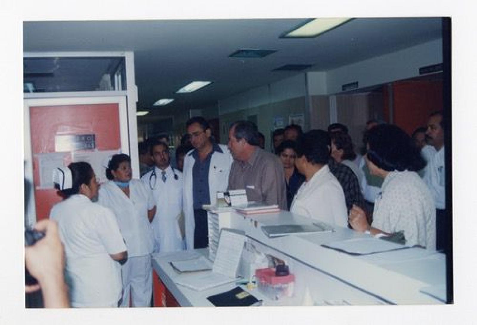 Leonel Cota Montaño en recorrido por instalaciones de servicio médico.