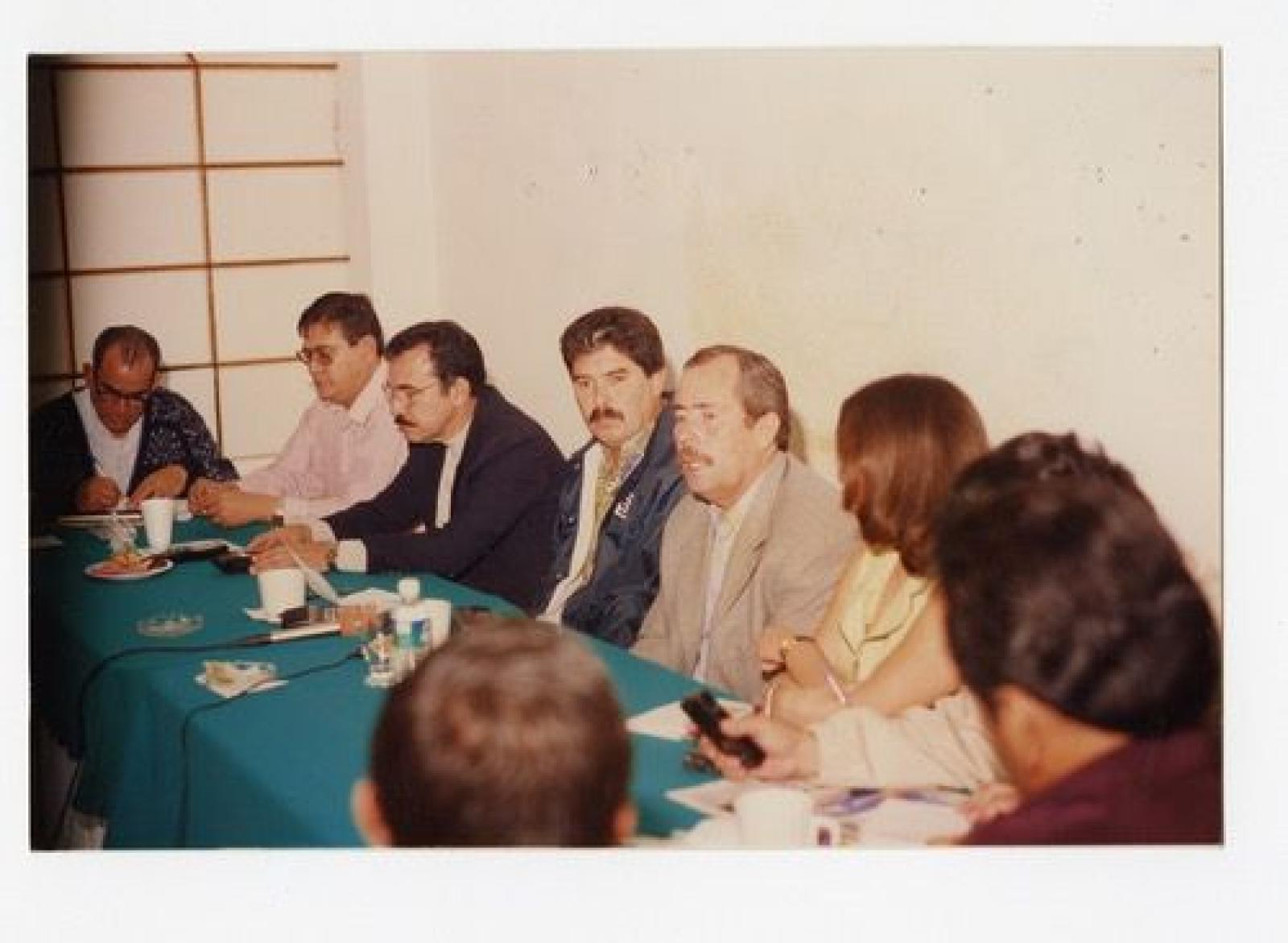 Leonel Cota Montaño en reunión.