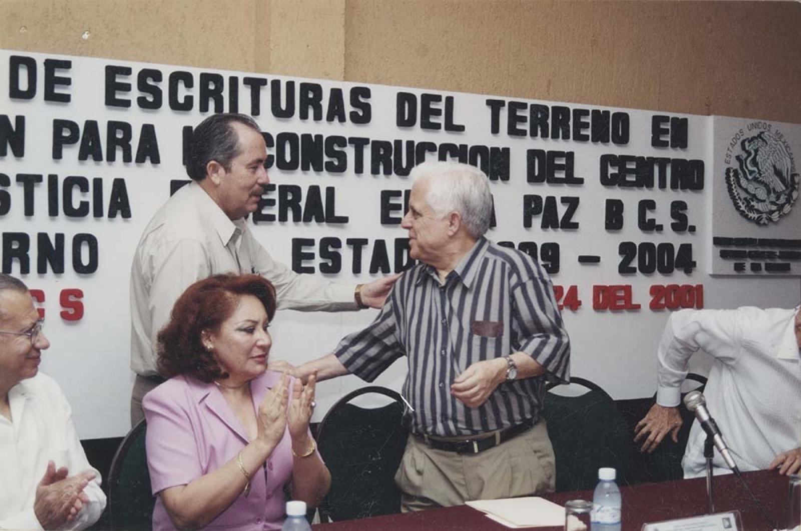 Leonel Cota Montaño en reunión de trabajo.