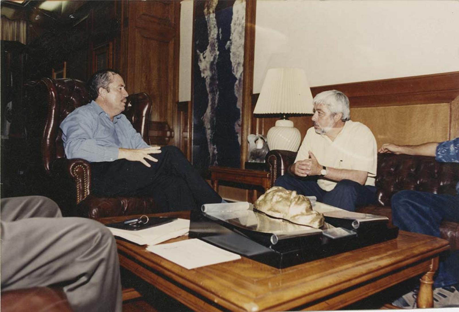 Leonel Cota Montaño en reunión.