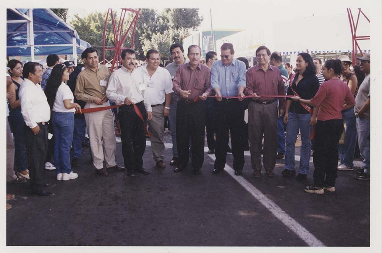 Leonel Cota Montaño inaugura instalaciones deportivas.