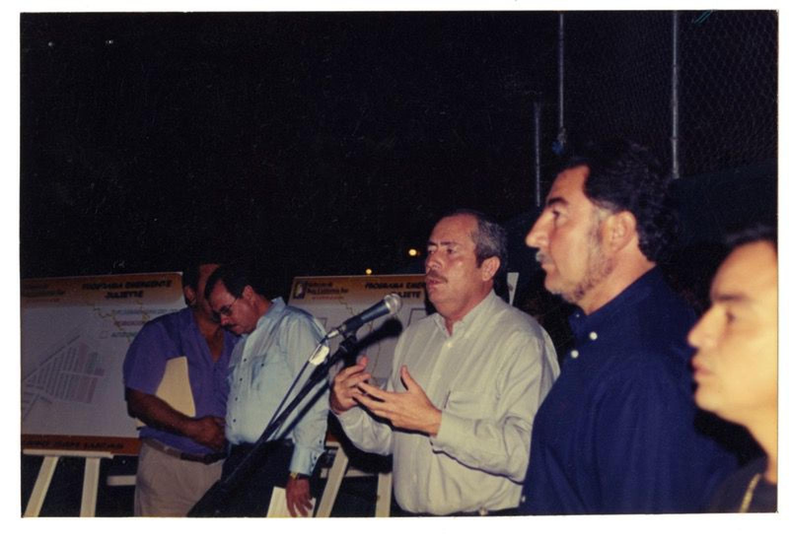 Leonel Cota Montaño, Narciso Agúndez Montaño y acompañantes en Programa Emergente durante el huracán Juliet.