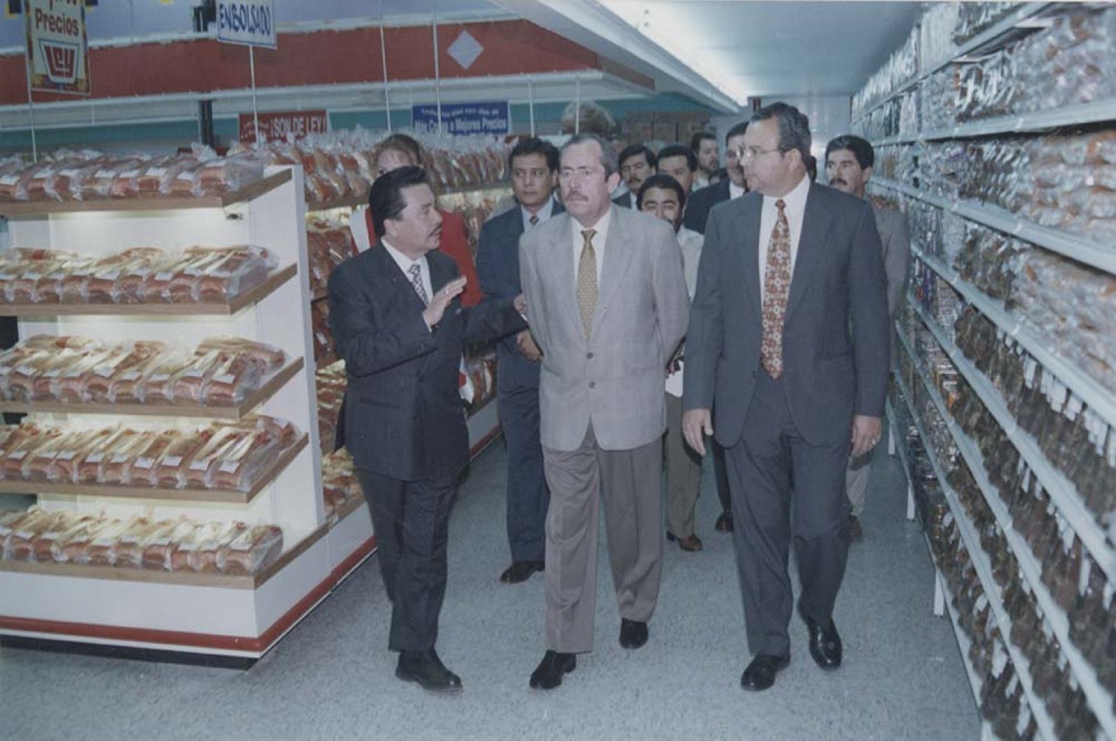 Leonel Cota Montaño, visita el centro comercial Casa Ley en La Paz, Baja California Sur.