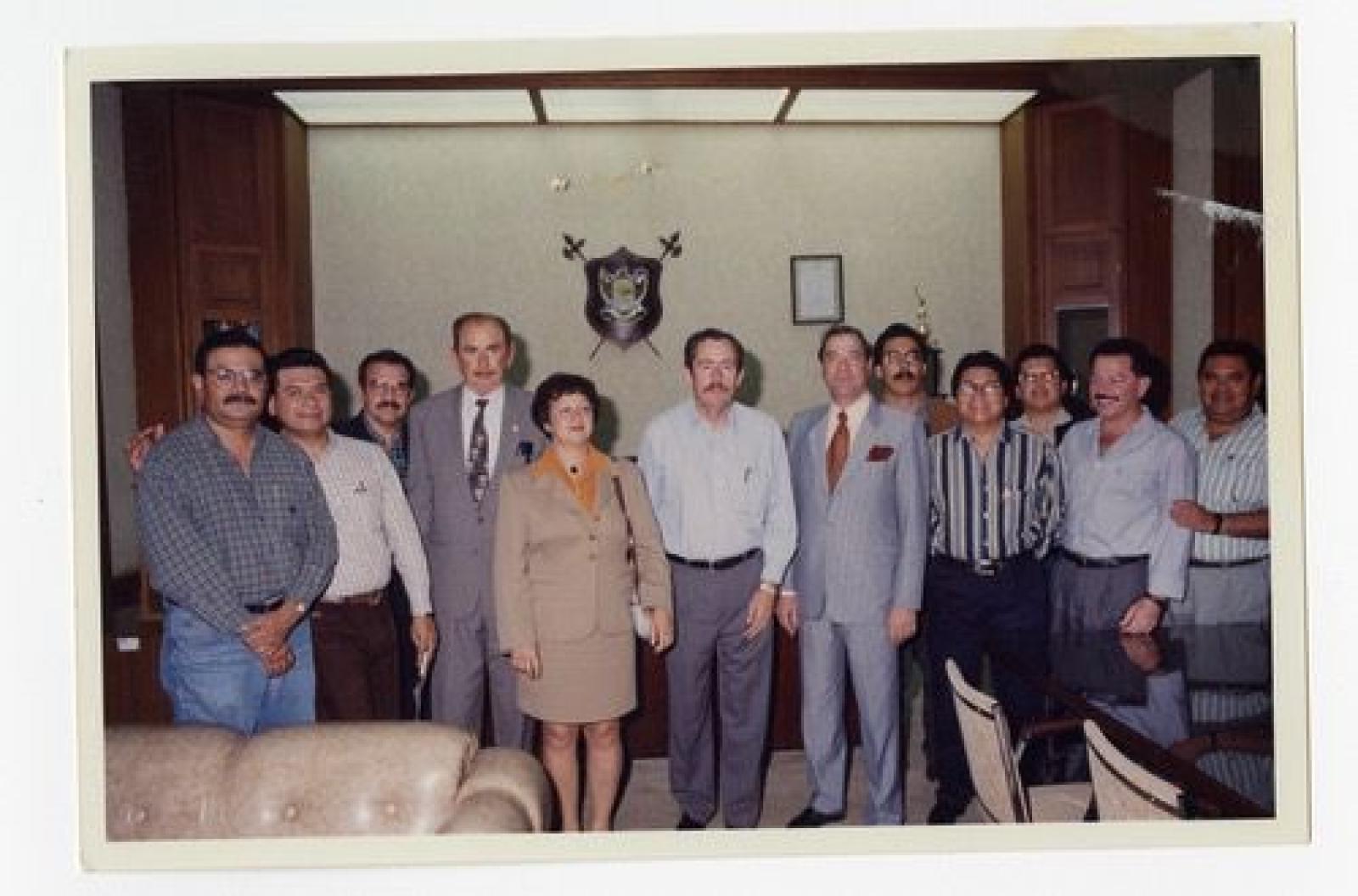 Leonel Cota Montaño y acompañantes, retrato de grupo.