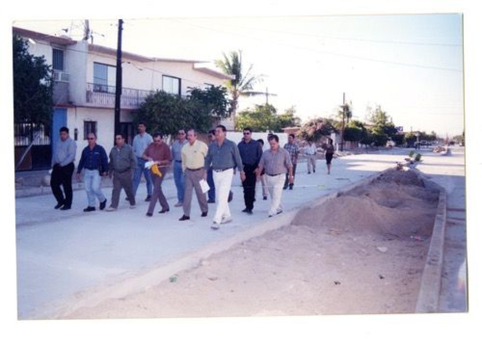 Leonel Cota Montaño y Alfredo Porras Domínguez en inspección de obras públicas.