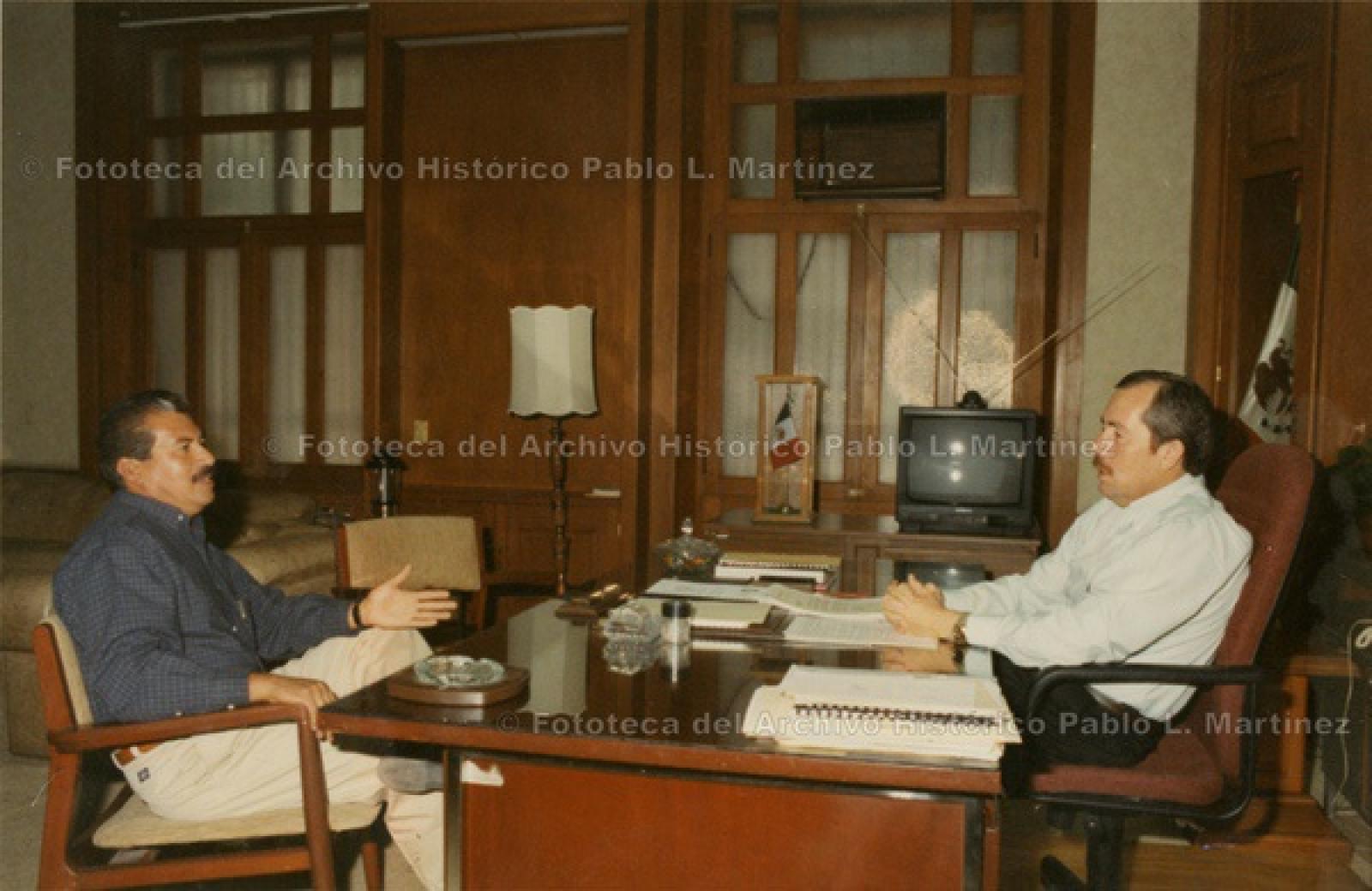 Leonel Cota Montaño y Antonio Manríquez, en reunión de trabajo.