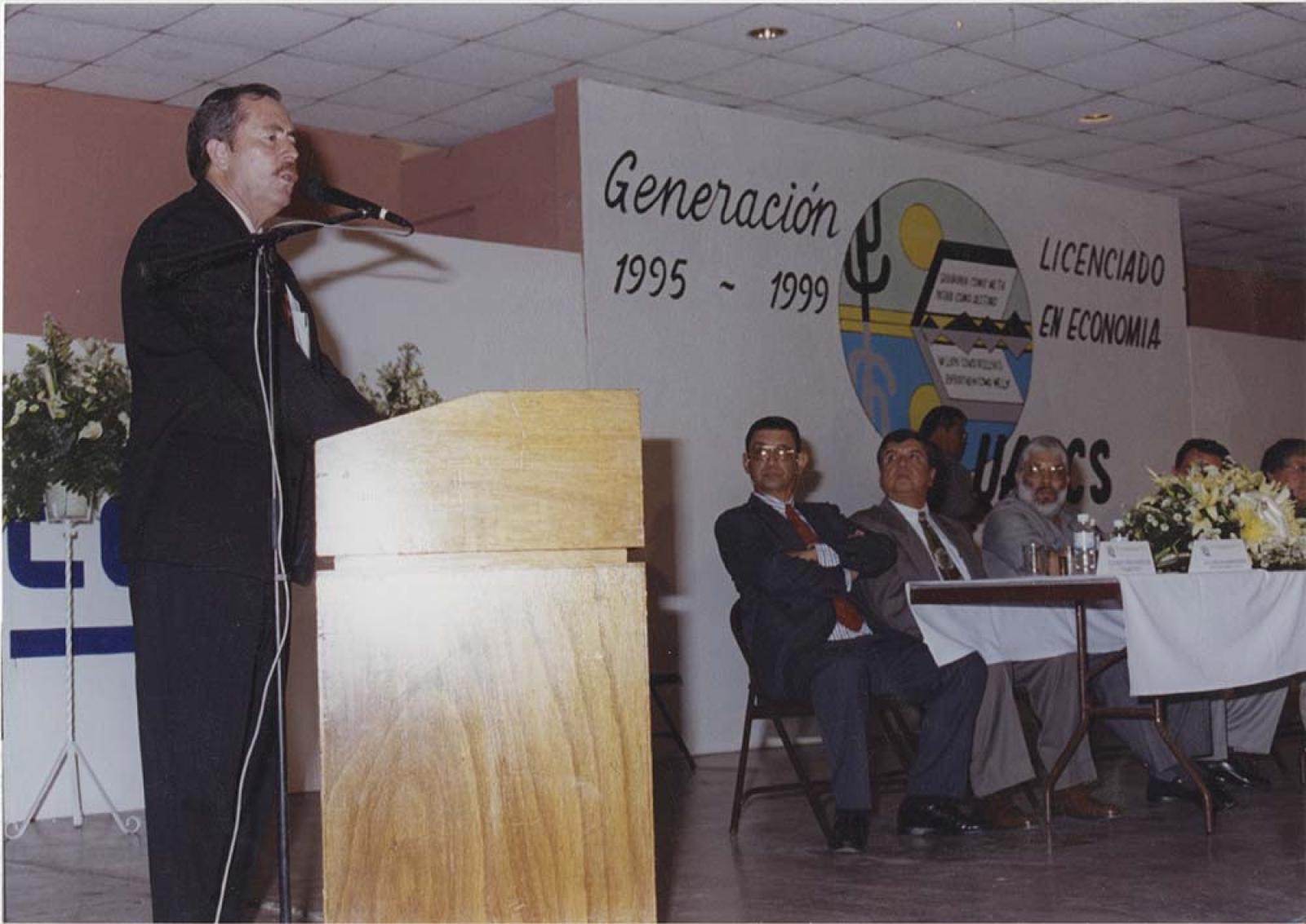 Leonel  Cota  preside ceremonia de graduación.