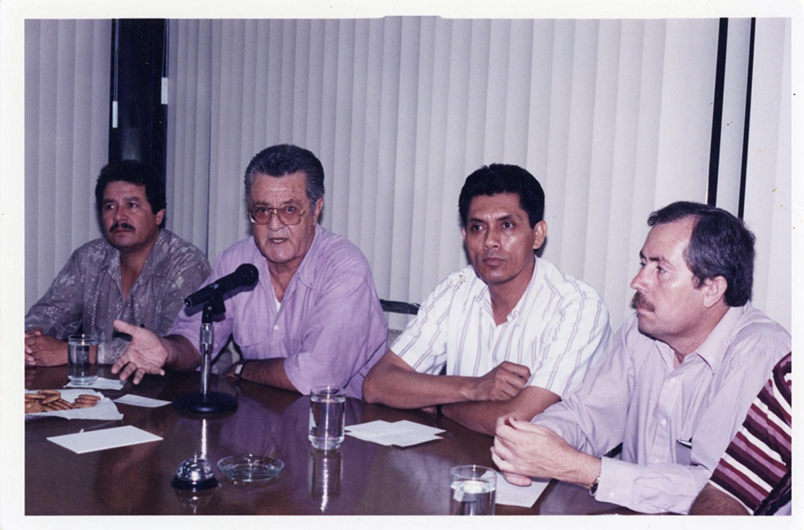 Leonel Cota y Armando Martínez, acompañados.
