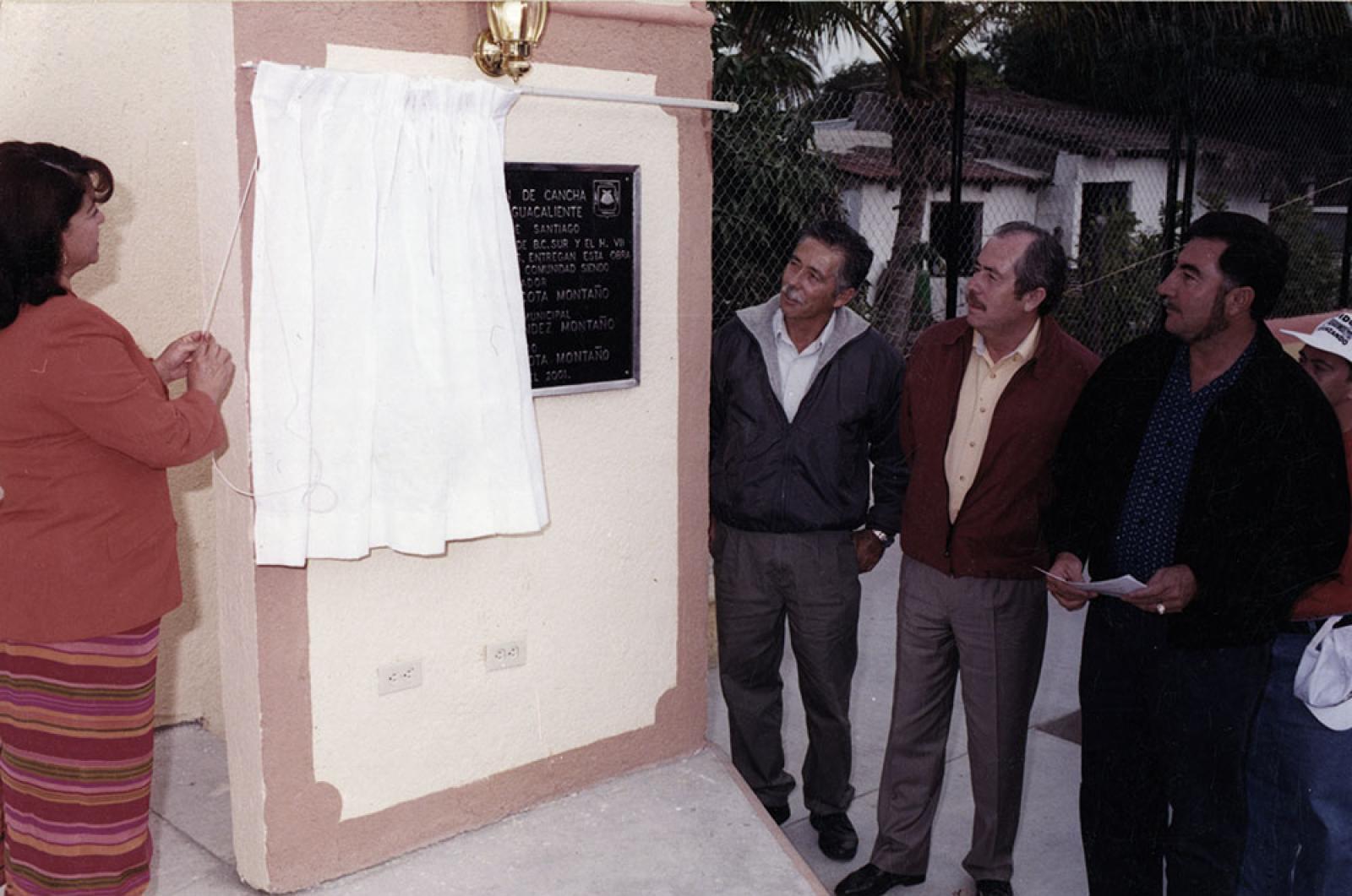 Leonel Cota y Narciso Agúndez, en debelación de placa conmemorativa.