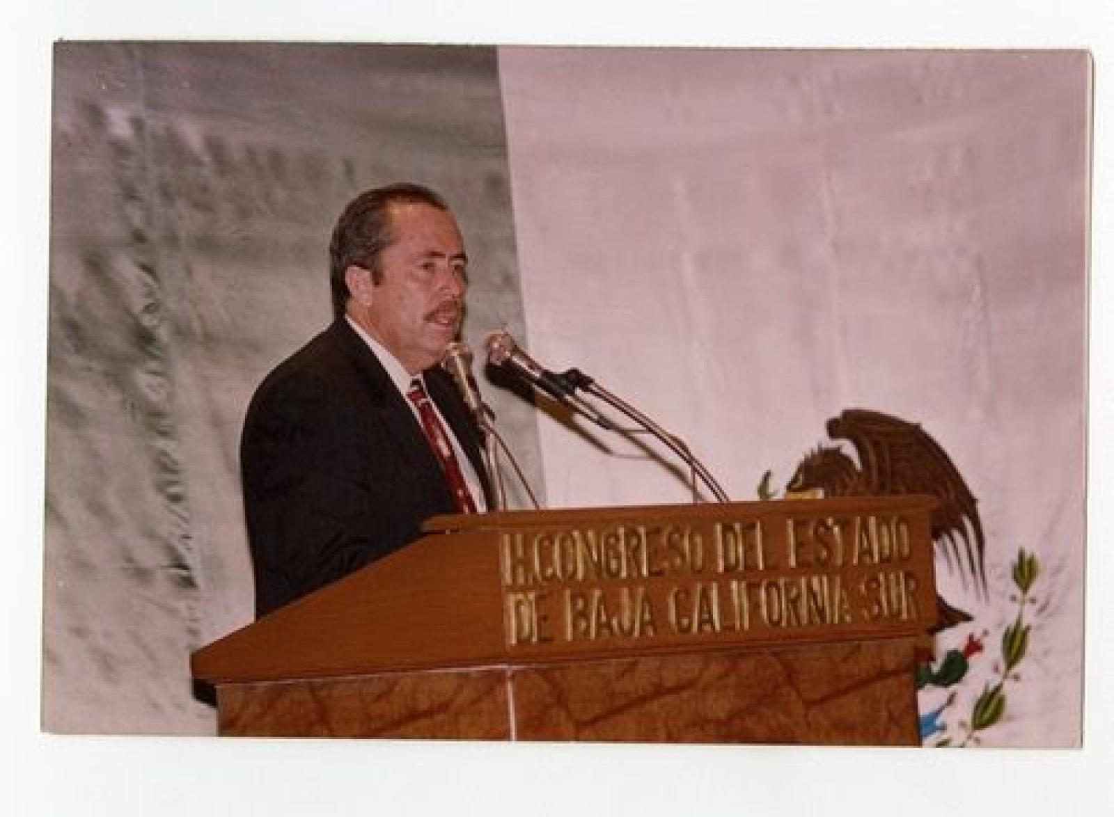 Leonel Efraín Cota Montaño ofrece discurso.