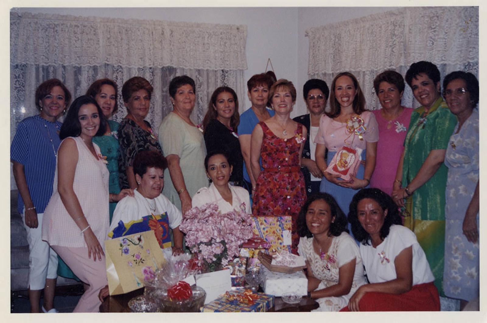 Liliana Manzo y acompañantes en festejo.