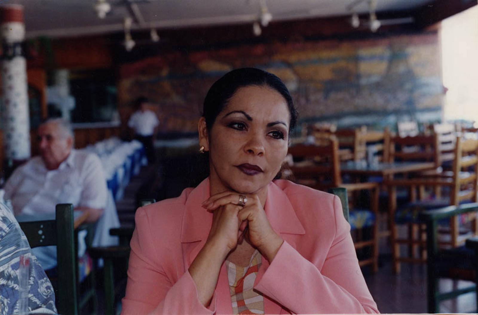 Lorena Inojosa en restaurante, retrato.