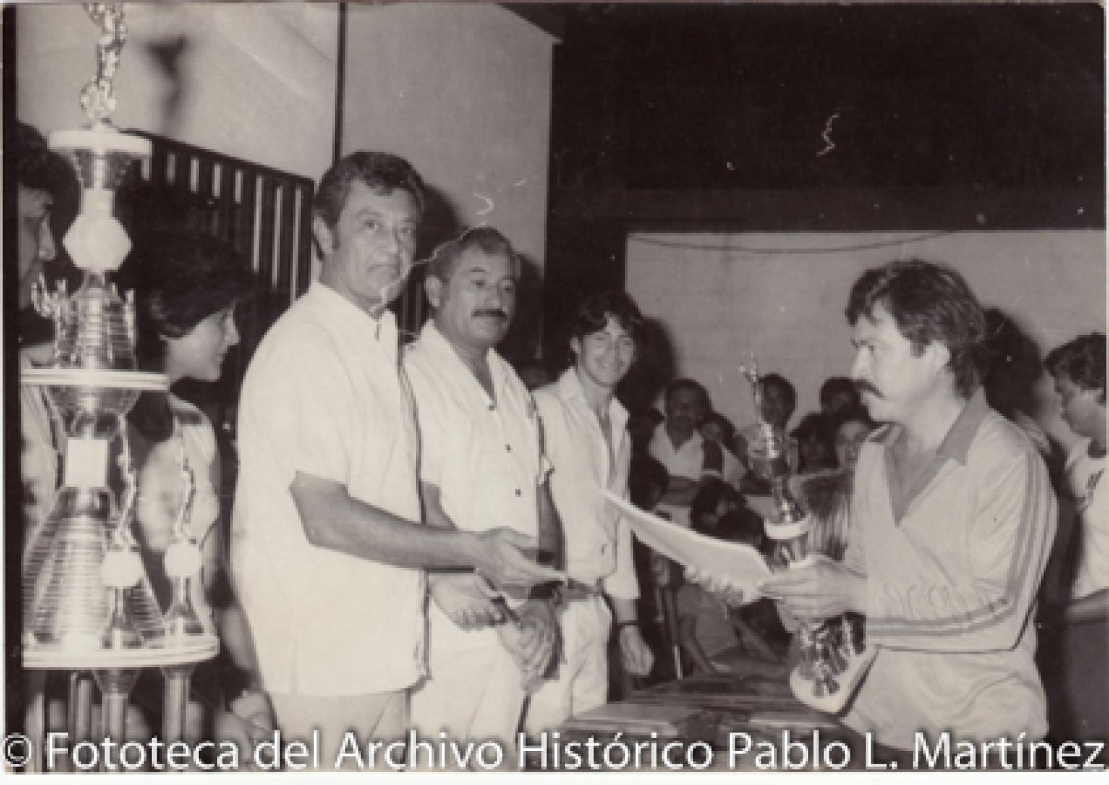 “Los campeones”.