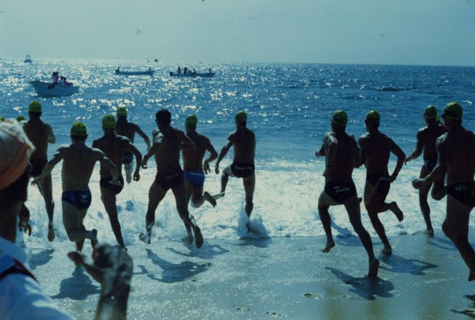 “Los competidores” corren hacia el mar.