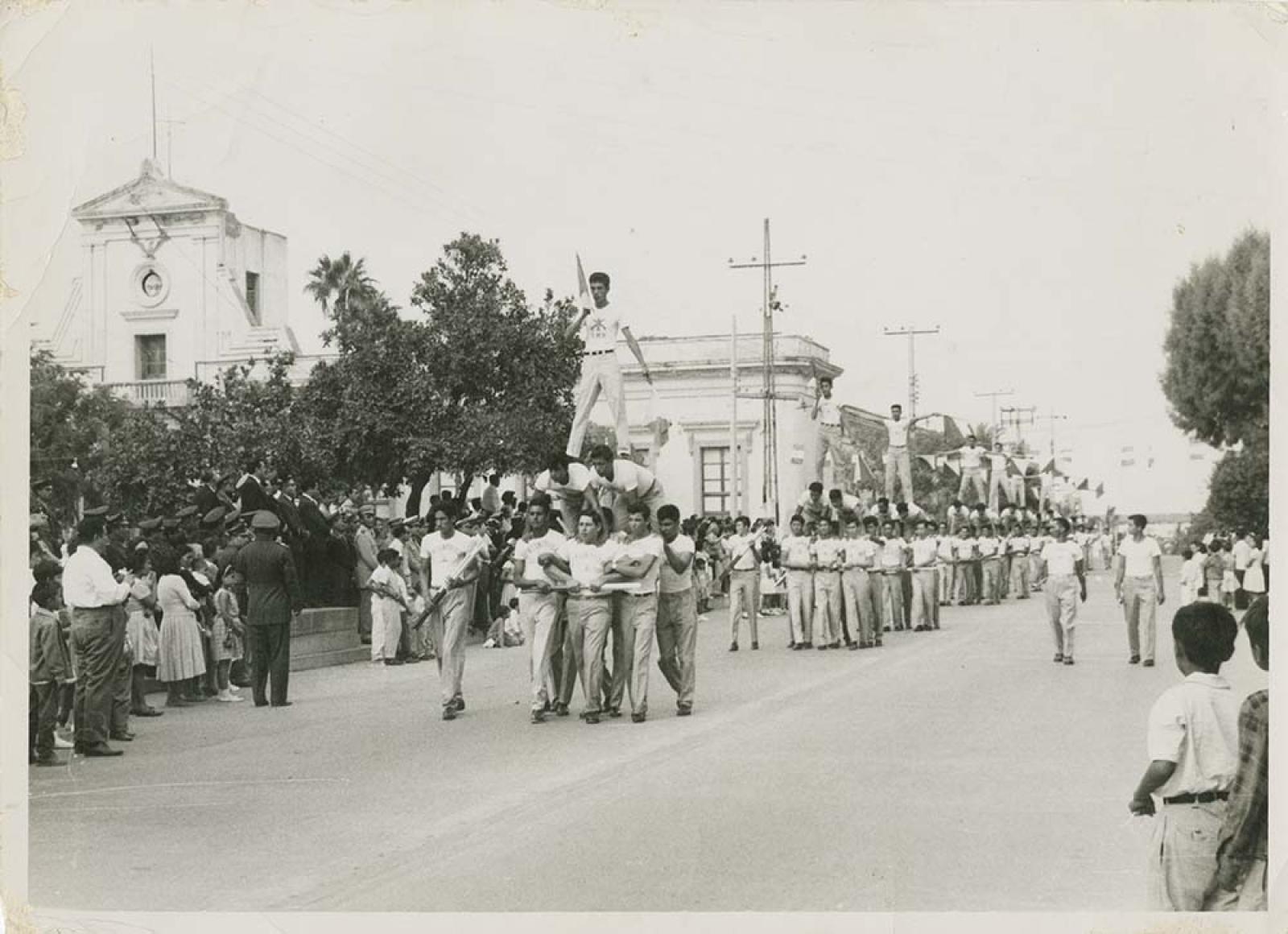 “Los conscriptos” desfilan por la calle 5 de Mayo.
