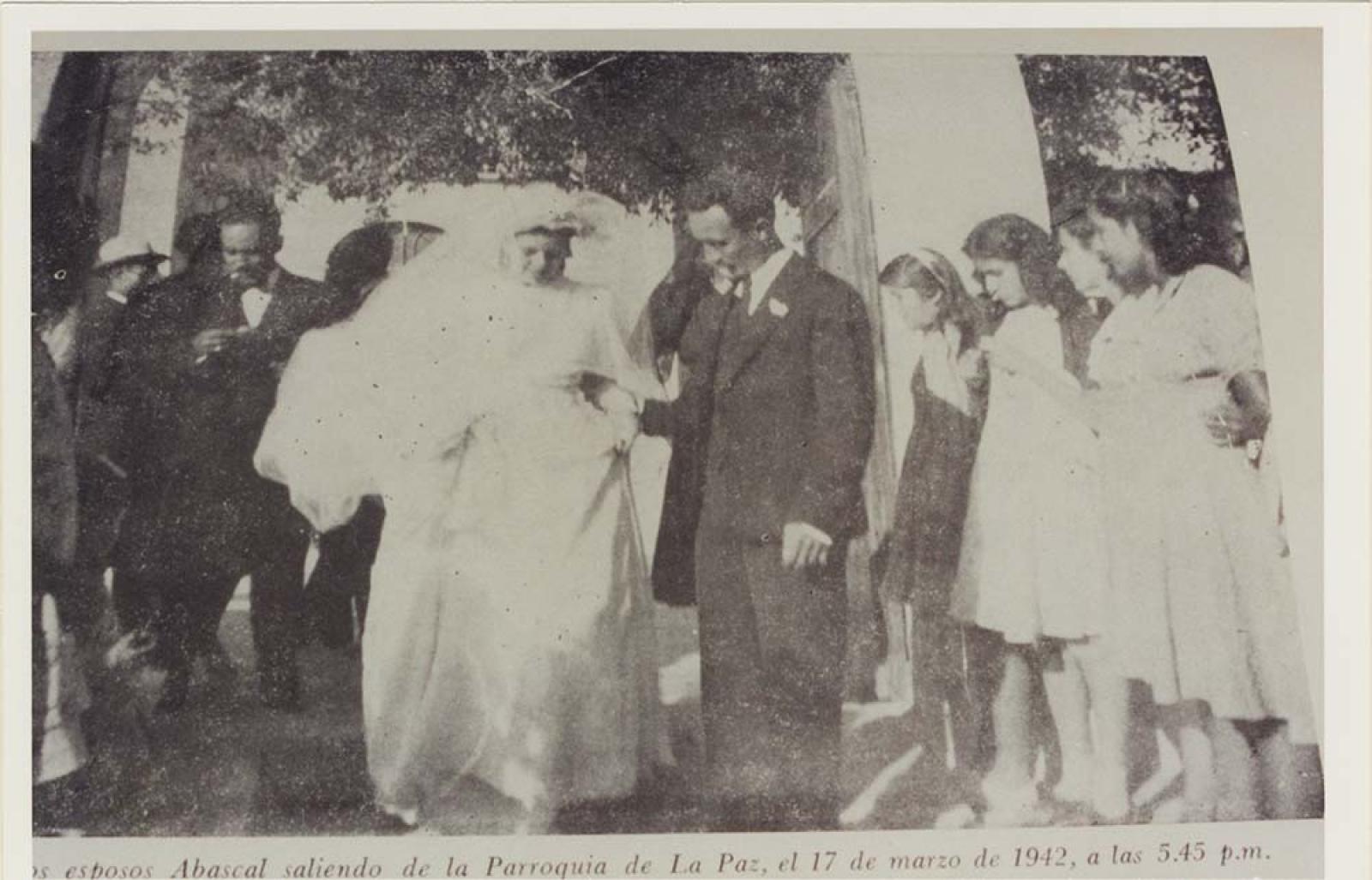 “Los esposos Abascal saliendo de la Parroquia de La Paz.”