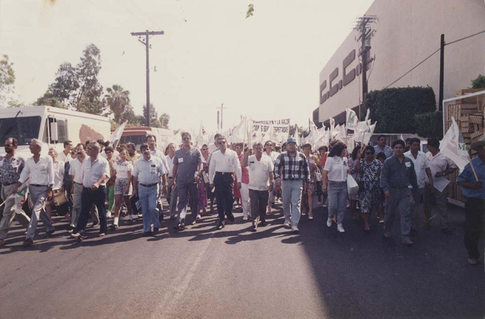 “Los militantes” del PRI marchan por la calle general Félix Ortega.