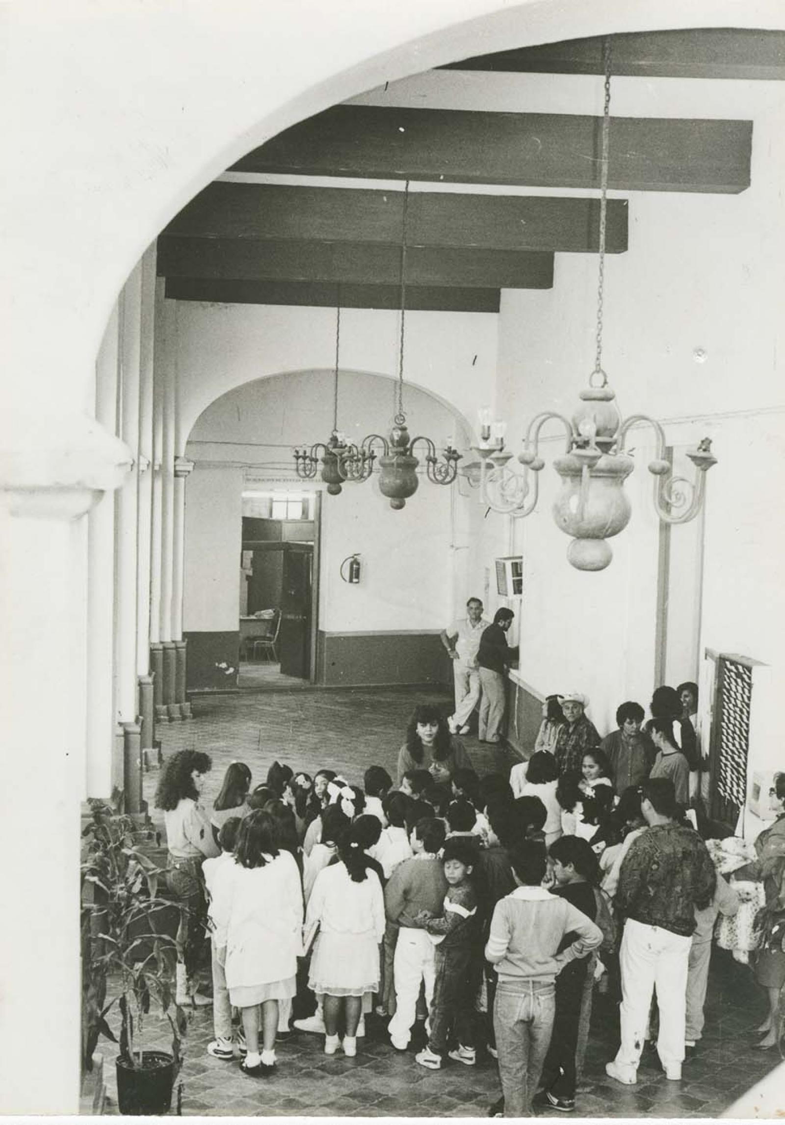 “Los pequeños” en recorrido por el antiguo Palacio Municipal.