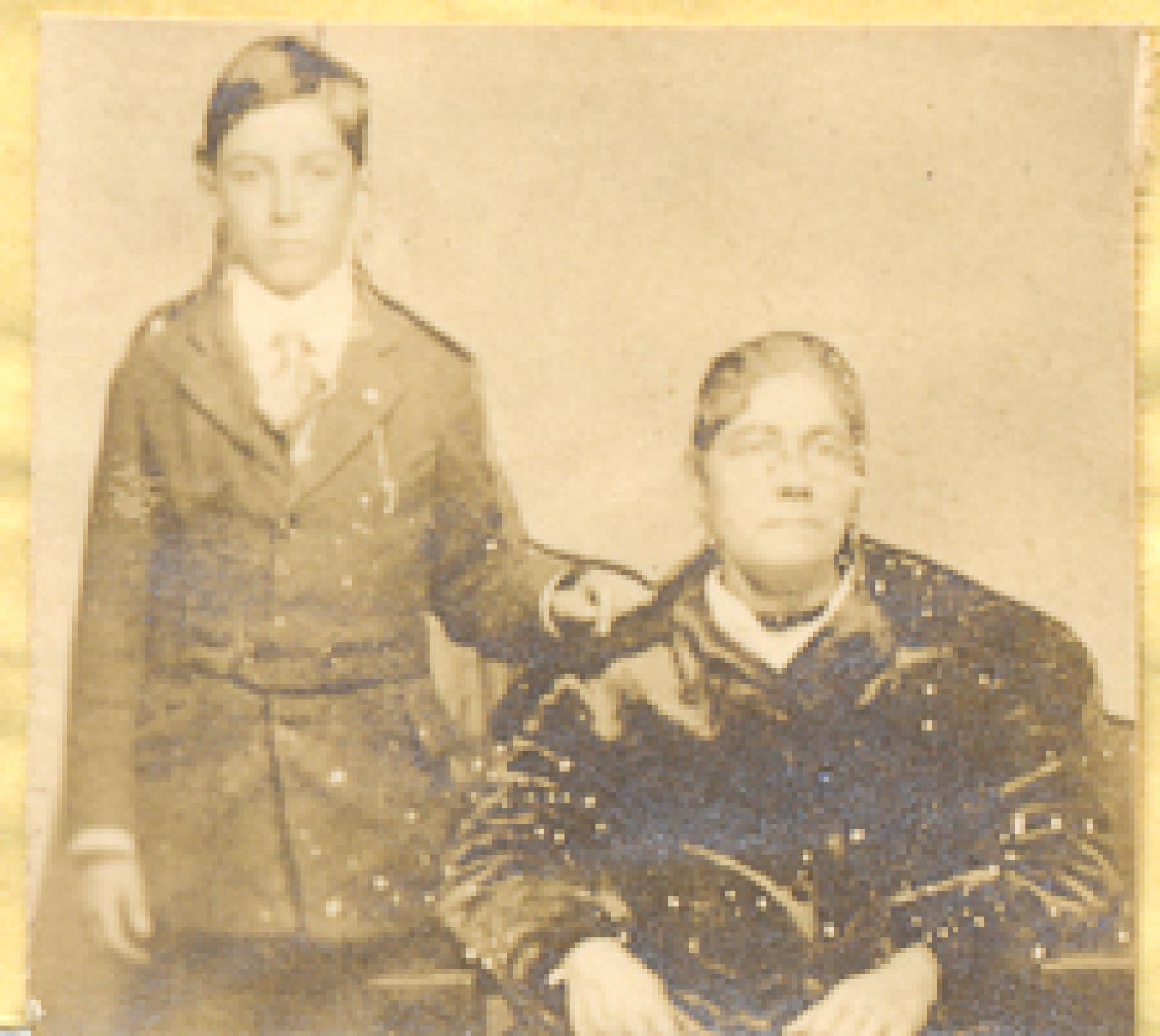 Lugarda E. de Chollet y su hijo Indalecio Chollet.