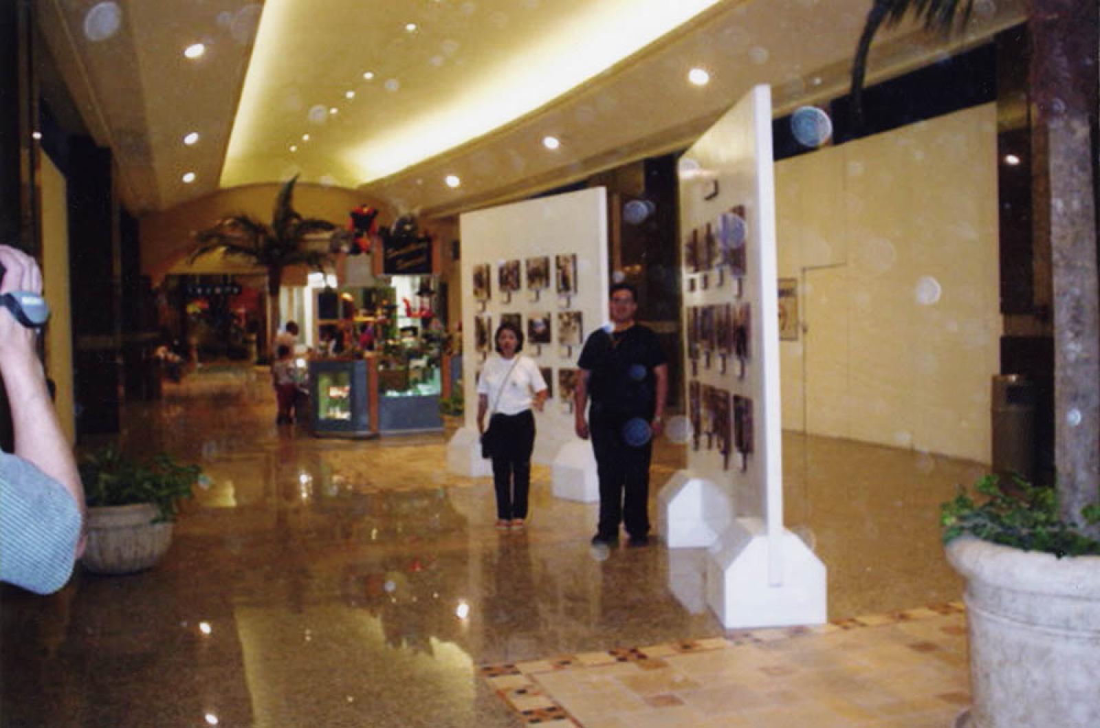Luis Alberto Rochín Búrquez y acompañante en exposición fotográfica.