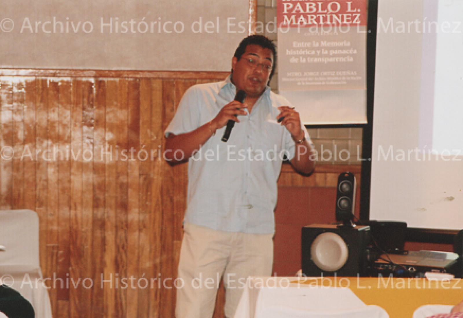 Luis Armando Martínez dicta ponencia durante la  Reunión de Archivos del Gobierno del estado de Baja California Sur.
