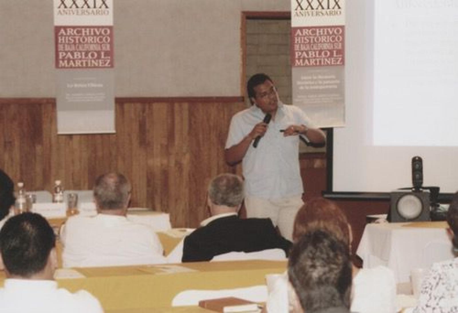 Luis Armando Martínez dicta ponencia durante XXXIX aniversario del Archivo Histórico Pablo L. Martínez.