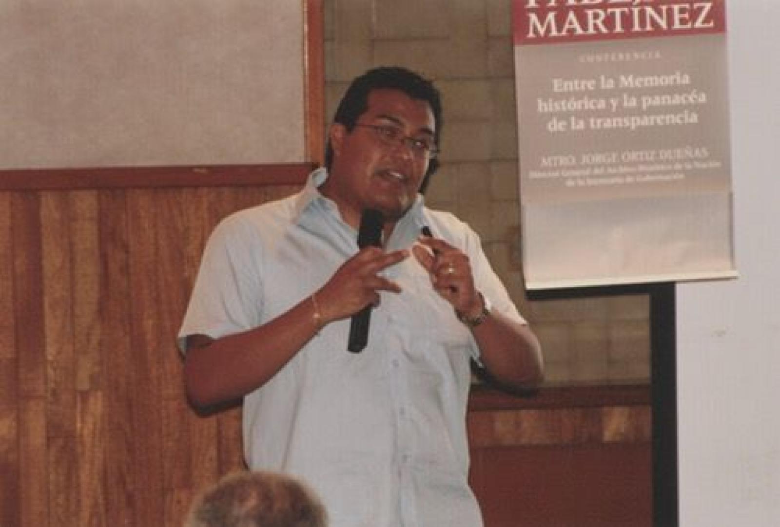 Luis Armando Martínez dicta ponencia durante XXXIX aniversario del Archivo Histórico Pablo L. Martínez.