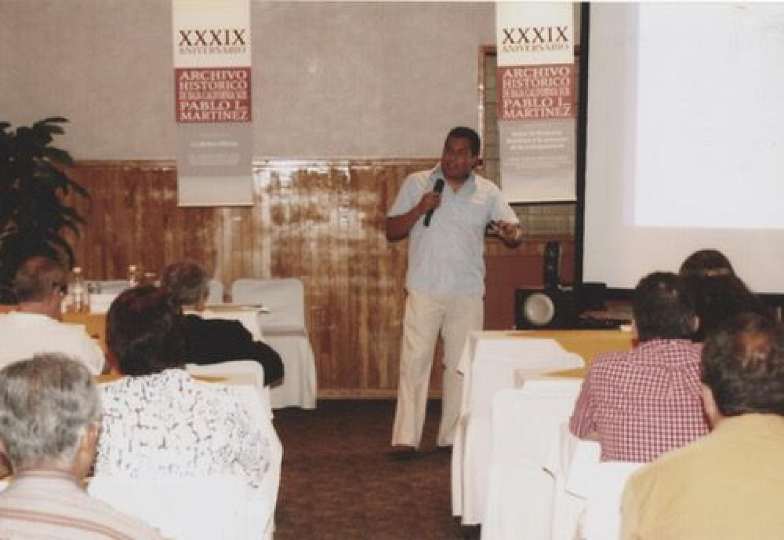Luis Armando Martínez dicta ponencia durante XXXIX aniversario del Archivo Histórico Pablo L. Martínez.