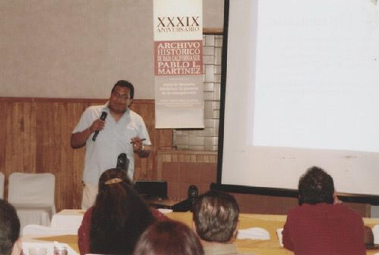 Luis Armando Martínez dicta ponencia durante XXXIX aniversario del Archivo Histórico Pablo L. Martínez.