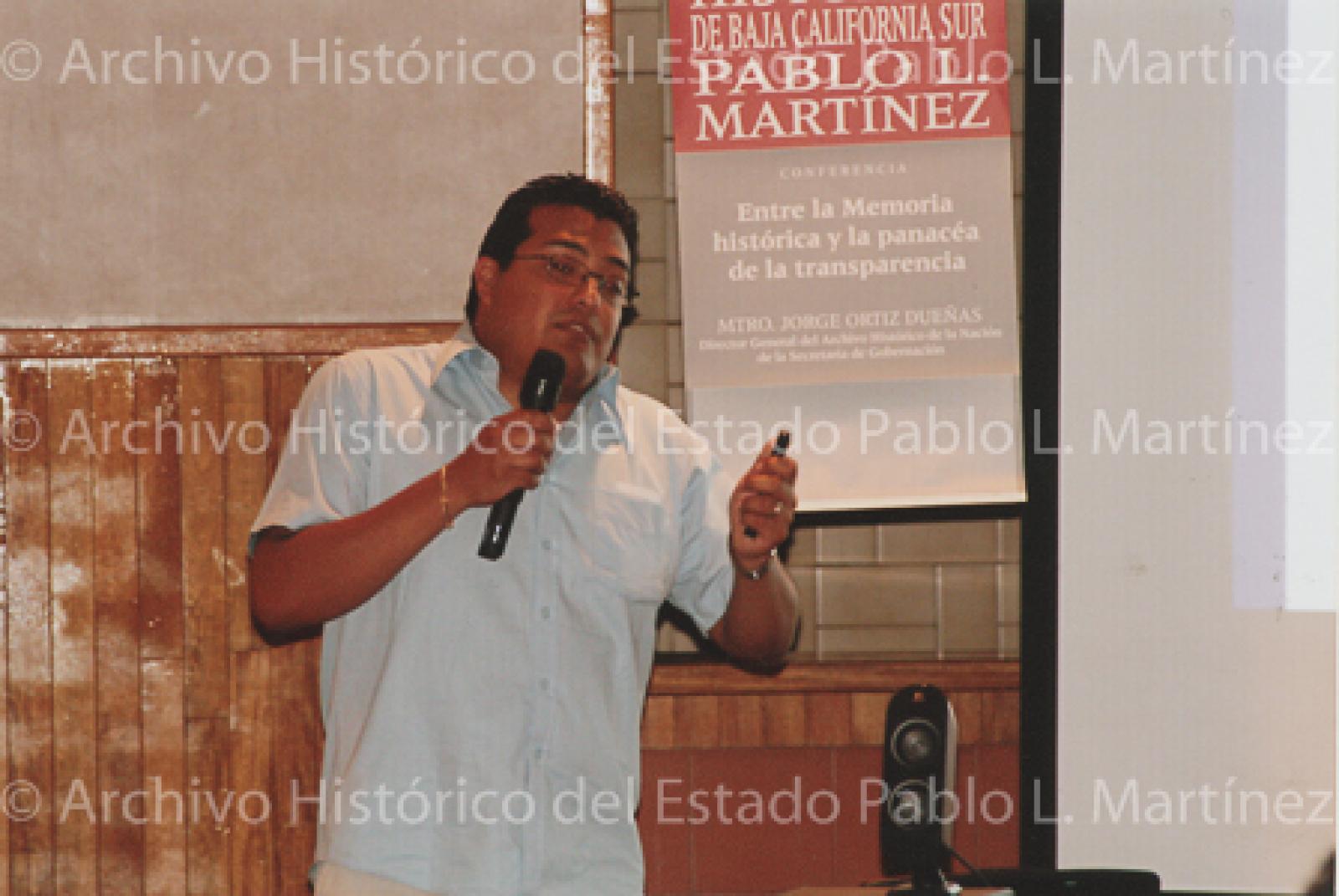 Luis Armando Martínez dicta ponencia en la  Reunión de Archivos del Gobierno del estado de Baja California Sur.