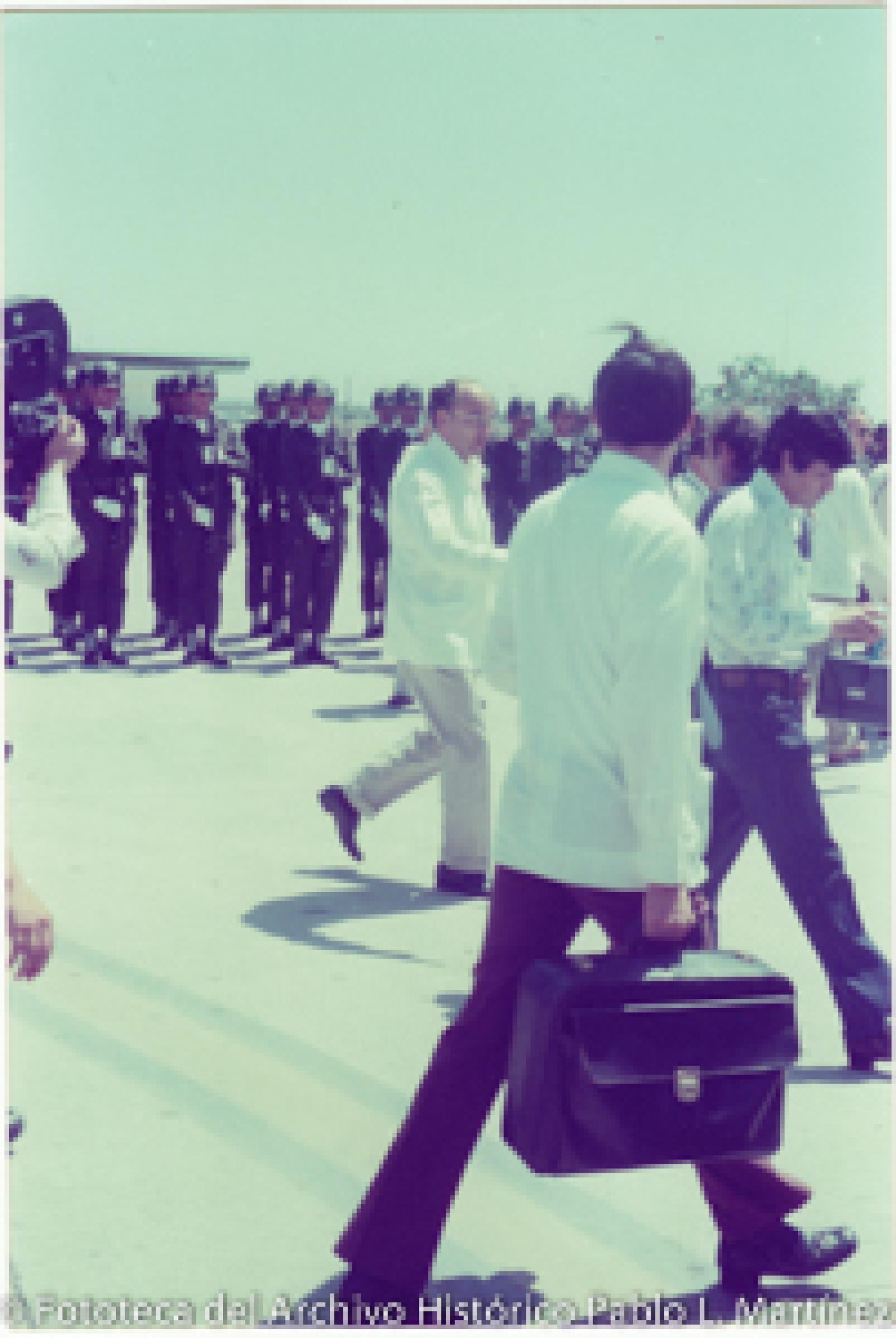 Luis Echeverría Álvarez con militares y civiles.